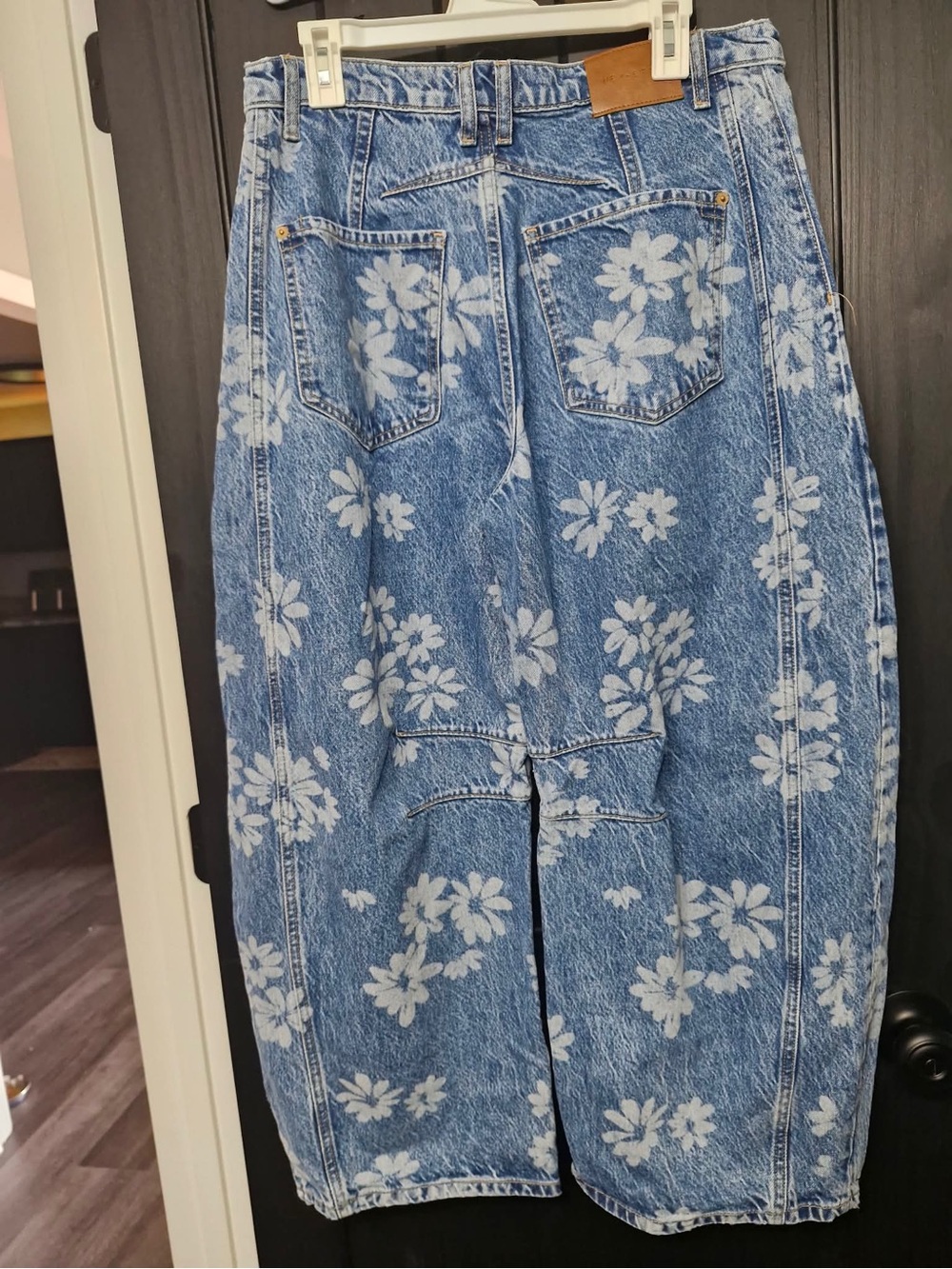 Free people WE THE FREE flower barrel jeans size 30 - Picture 2 of 3